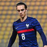 Les infos du jour : Caqueret prolonge à l'OL, Doucouré quitte Lens, le Bayern fixe un ultimatum au Barça pour Lewandowski
