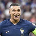 Les infos du jour : Mbappé finalement prolongé au PSG, l’OM sur une star du Calcio, les calendriers de L1 et de L2 dévoilés