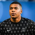 Les infos du jour : une recrue débarque au FC Nantes, l’ASSE prolonge sa pépite, Mbappé et Messi s’enlacent