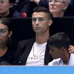 Manchester United : Cristiano Ronaldo vole au secours de son fils, moqué pour son style vestimentaire