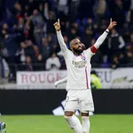 OL : Lacazette partage son bonheur, évoque le tandem Aulas-Textor et encense Pierre Sage