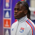 OL : Castello Lukeba compare son rôle avec Peter Bosz et Laurent Blanc