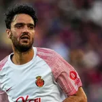 OL – Mercato : une ancienne gloire du club propose ses services à  Laurent Blanc