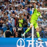 OL, Equipe de France : Blanc détruit Emiliano Martinez