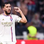 OL : Rayan Cherki fait une infidélité et pose avec un maillot Sang et Or !
