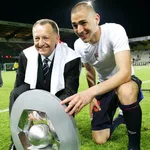 OL, Real Madrid : Benzema pose avec son Ballon d’Or et Aulas à  Lyon