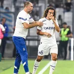 OM : Guendouzi réagit à son changement de poste et se met à genoux devant Tudor