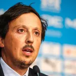 OM : les premiers mots en bleu et blanc de Wahi, Rulli, Carboni et de Lange