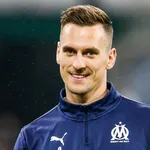 OM : Milik salive devant le popotin de sa femme
