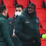 PSG – Basaksehir : Demba Ba et le 4e arbitre réconciliés !