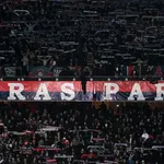 PSG – Dortmund : le chaleureux accueil du bus parisien par les ultras
