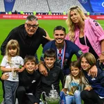 PSG : en décolleté, Wanda Nara présente son nouveau compagnon de route