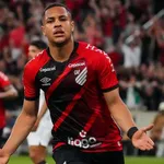 PSG, FC Barcelone – Mercato : une bataille gagnée d’avance pour Paris pour ce crack brésilien ?
