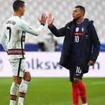 PSG, Juventus : Kylian Mbappé ploie le genou devant Cristiano Ronaldo