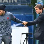 PSG : Leonardo règle violemment ses comptes avec Mbappé en flattant Messi