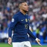 PSG : Mbappé prend cher avec les Bleus, Messi et Deschamps volent à  sa rescousse !