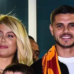 PSG – Mercato : Icardi pose avec le maillot de Galatasaray, Wanda Nara à  ses côtés