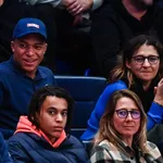 PSG – Mercato : la mère de Mbappé évoque un départ, son père fait polémique