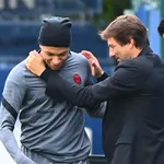 PSG – Mercato : Leonardo nie l’offre à Mbappé, soutient Pochettino et Messi, tacle Zlatan et assume le couac Ramos