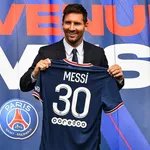 PSG – Mercato : les images fortes de l’arrivée de Messi à  Paris