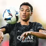 PSG – Mercato : l'OL ouvre la porte à  Barcola et tente un remplaçant de Luis Enrique !
