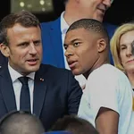 PSG – Mercato : Macron prêt à  trahir l’OM pour détourner Mbappé du Real Madrid !