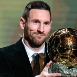 PSG – Mercato : Messi a salué les supporters avec un tee-shirt « Ici c'est Paris » !