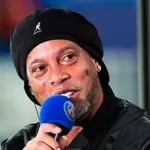 PSG – Mercato : Ronaldinho fait passer un message à  al-Khelaïfi au sujet de Mbappé et Neymar