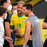 PSG : pendant Brésil – Argentine, Neymar et Messi ont fait face à un homme armé !