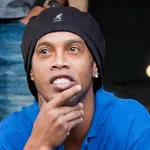 PSG : Ronaldinho signe un autographe sur la poitrine d'une groupie, la scène embrase la toile