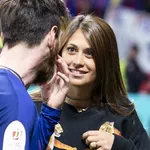 PSG : sans Messi, Antonela Roccuzzo s'offre du bon temps au Stade de France