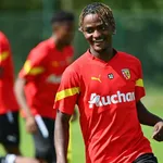RC Lens – Mercato : un défenseur officialise son départ, un nouveau titulaire attaqué !