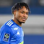 RC Strasbourg – Mercato : le RB Leipzig désormais en pole pour Simakan ?