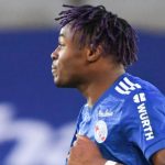 RC Strasbourg – Mercato : les courtisans se bousculent malgré la blessure de Simakan !