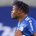 RC Strasbourg – Mercato : les courtisans se bousculent malgré la blessure de Simakan !