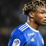 RC Strasbourg – Mercato : un poids lourd de Liga joue la montre pour Simakan