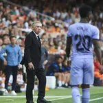 Real Madrid : Carlo Ancelotti crie au scandale pour Vinicius, Courtois monte aussi au créneau