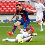 Real Madrid &ndash; FC Barcelone : Messi vs Benzema, Zidane vs Koeman… Le Clasico monte en pression !