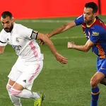 Real Madrid – FC Barcelone (2-0) : portés par Benzema, les Madrilènes mènent à  la pause