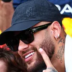 Shakira envoie un nouveau clin d'Å“il à  Lewis Hamilton, Neymar fait son jaloux !