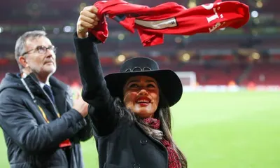 Stade Rennais : le déhanché sexy de Salma Hayek en bikini fait exploser les compteurs !