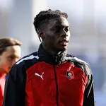 Stade Rennais – Mercato : un jeune milieu de terrain prolonge son contrat ! (Officiel)