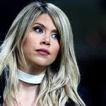 Wanda affiche sa poitrine généreuse pour présenter son nouveau projet