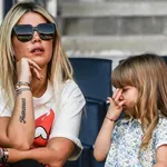 Wanda Nara profite du célibat au pays de Suarez et Cavani, Mauro Icardi la file au train
