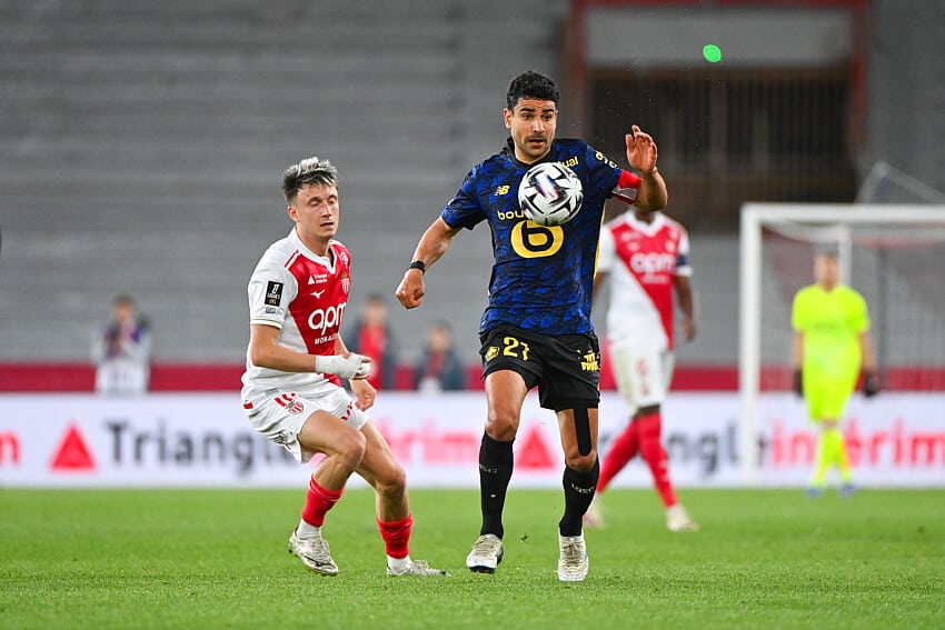 Benjamin André (LOSC) au duel avec Aleksandr Golovin (AS Monaco)
