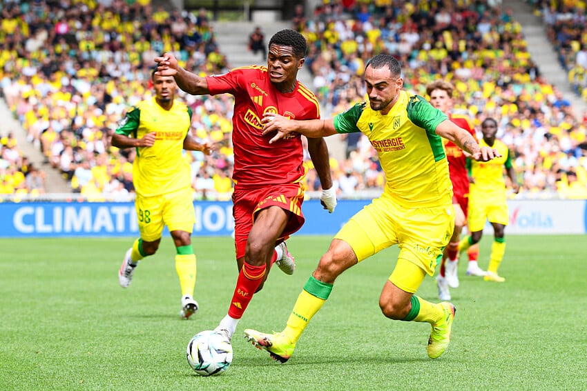 Lucas Perrin au duel avec Jordan Mendes lors de FC Nantes - Rodez
