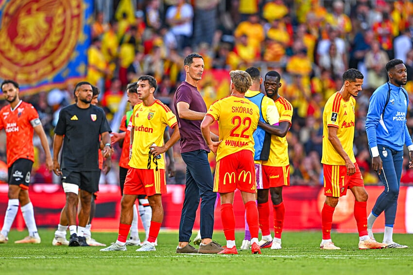 Dino Toppmöller aux côtés de ses joueurs après RC Lens - Lorient