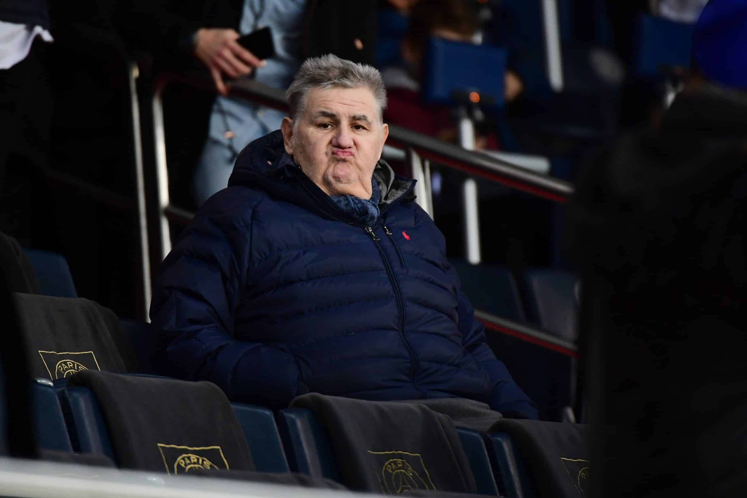 Pierre Ménès en tribune avant un match du PSG.