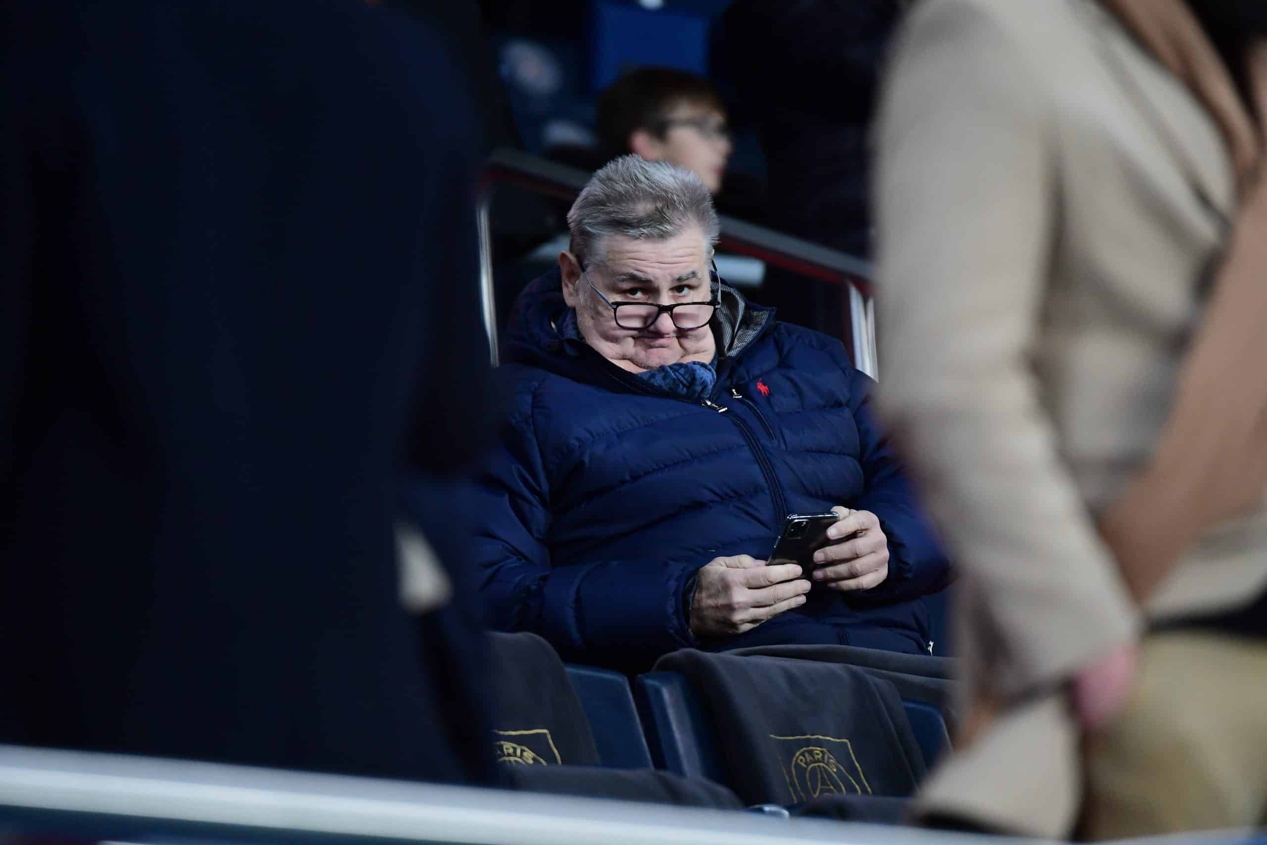 Pierre Ménès assistant à un match au Parc des Princes.