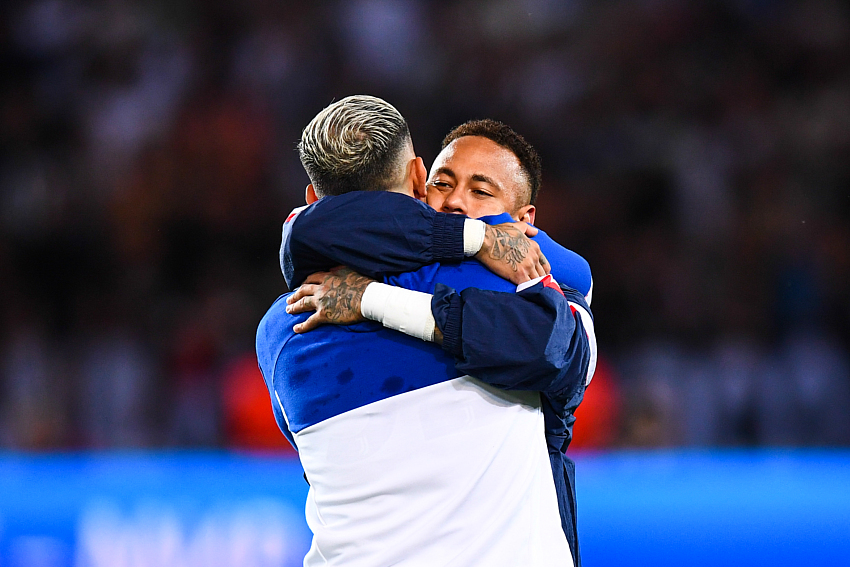 Neymar enlaçant Leandro Paredes après un PSG-Juventus.